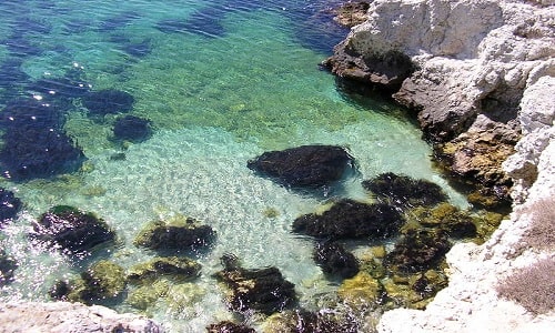 Вот такая прозрачная вода на пляже Голубая бухта