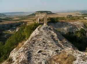 Кыз-Куле на фоне горы Кая-Баш