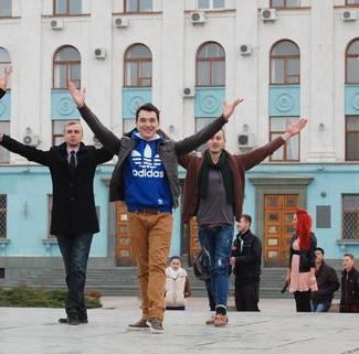 Танцевальный флеш-моб «Танцуй и люби» состоялся на Симферопольской площади