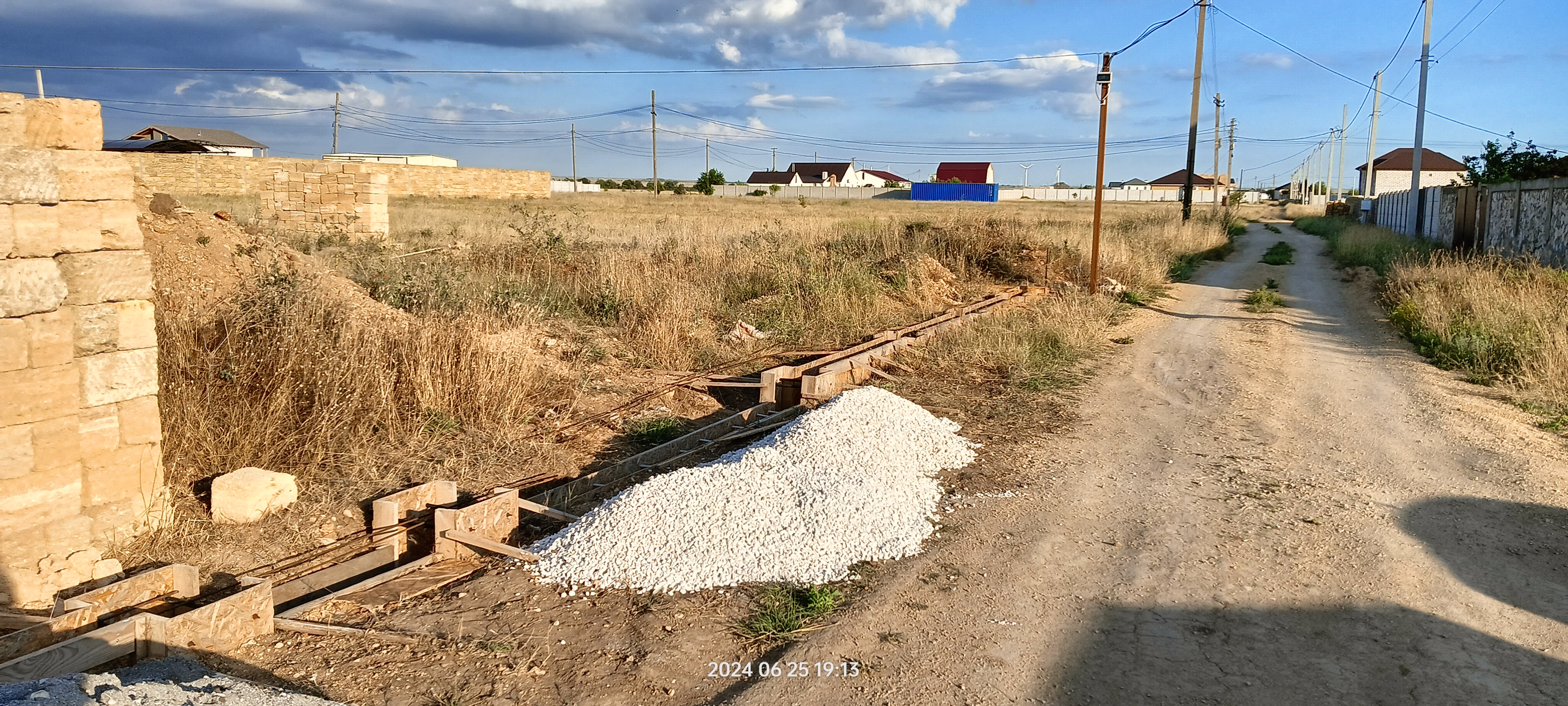Два дня по немногу перевозили кучу щебня ближе к месту заливки