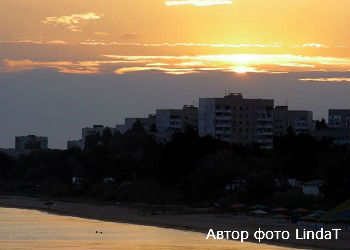 город Щелкино. Вид на закате на третий микрорайон