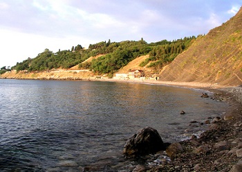 Алупкинский пляж Черный бугор на рассвете